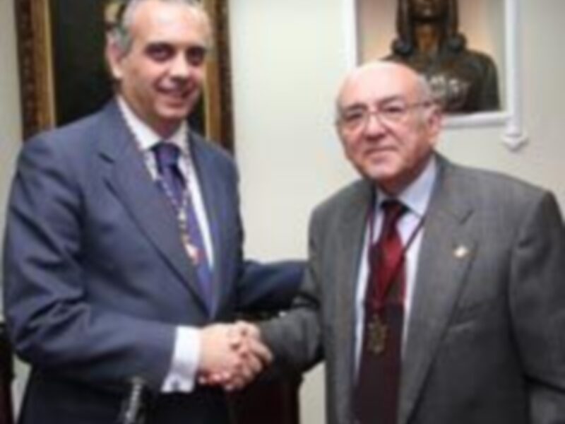 Sáez recibió la medalla "Jose Maria Izquierdo" concedida por el Ateneo de Sevilla a la FEB