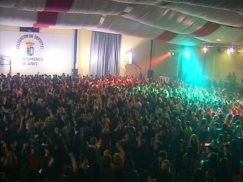 Los vecinos de Gines llenaron el Pabellón Cubierto en la fiesta de Fin de Año