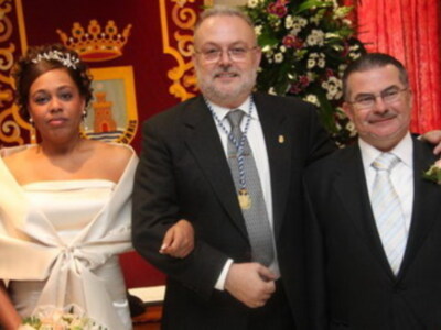 Juan Mellado y Saidy Sierra se casan en Chipiona y Ramon Gutierrez el oficiante dimite como concejal