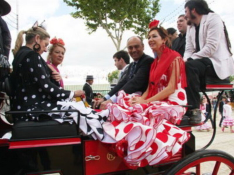 Ana Rosa Quintana , también se vistió de flamenca con un modelo de Cañavate