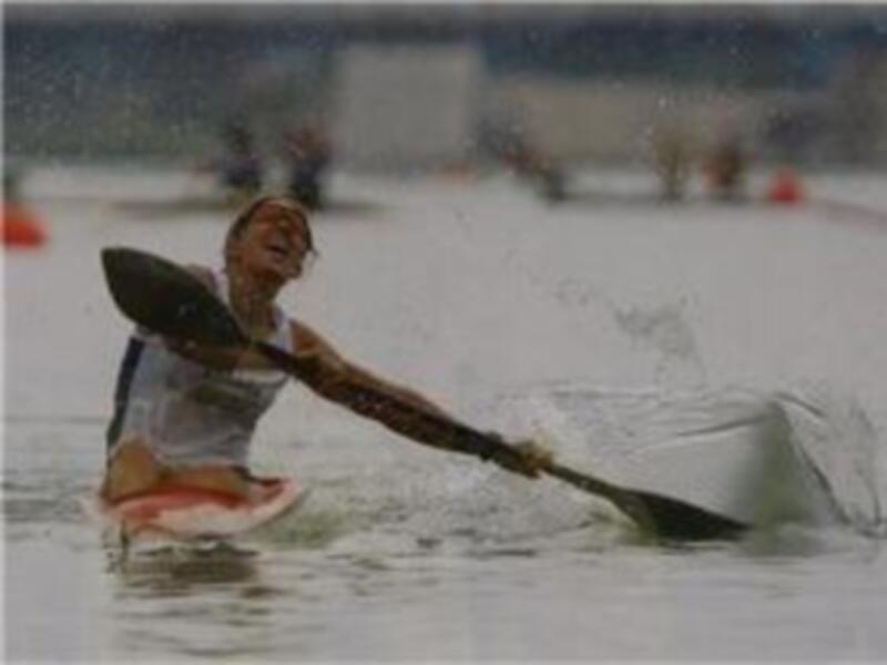 Juan José Úbeda, ganador del concurso con una instantánea del Mundial de Piragüismo 2002 titulada victoria mundial en el Guadalquivir