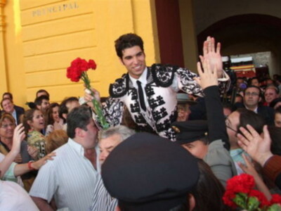 Cayetano abre la puerta grande de Jerez ante la Duquesa de Alba 