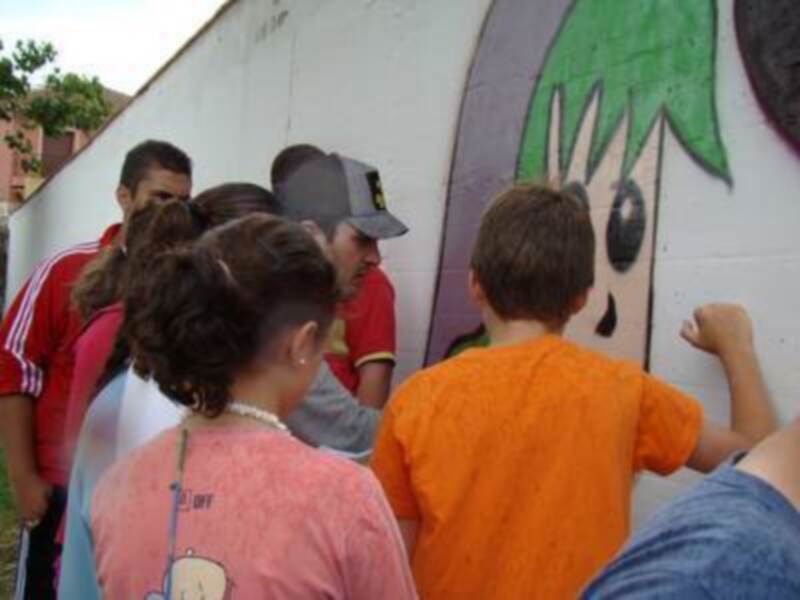 Alumnos del instituto Las Palomas de Algeciras hacen un gran mural en favor de la convivencia