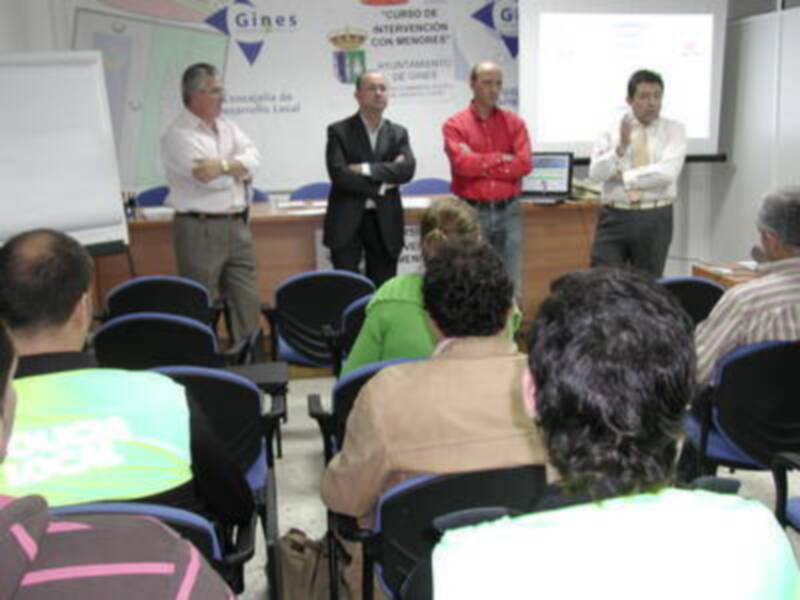 Gines acoge un curso de intervención con menores para policías locales de toda la comarca