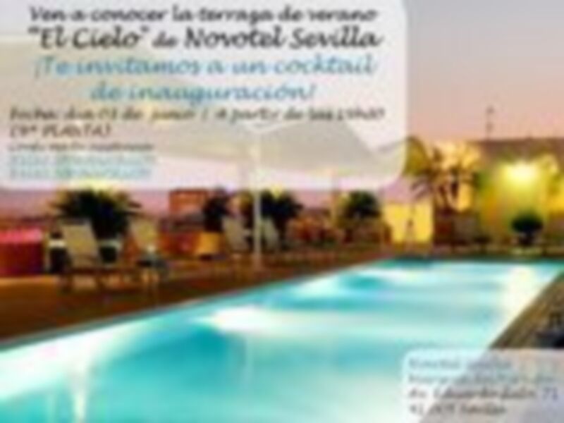 Un tranquilo resort con piscina, luces y sombrillas. Texto: "¡Ven a conocer el resort Novotel Sevilla! Te invitamos a un cóctel. Concierto de música en vivo con el grupo 'La Ruta'. Entrada gratuita para los huéspedes. 25 de junio, 19:00 h."