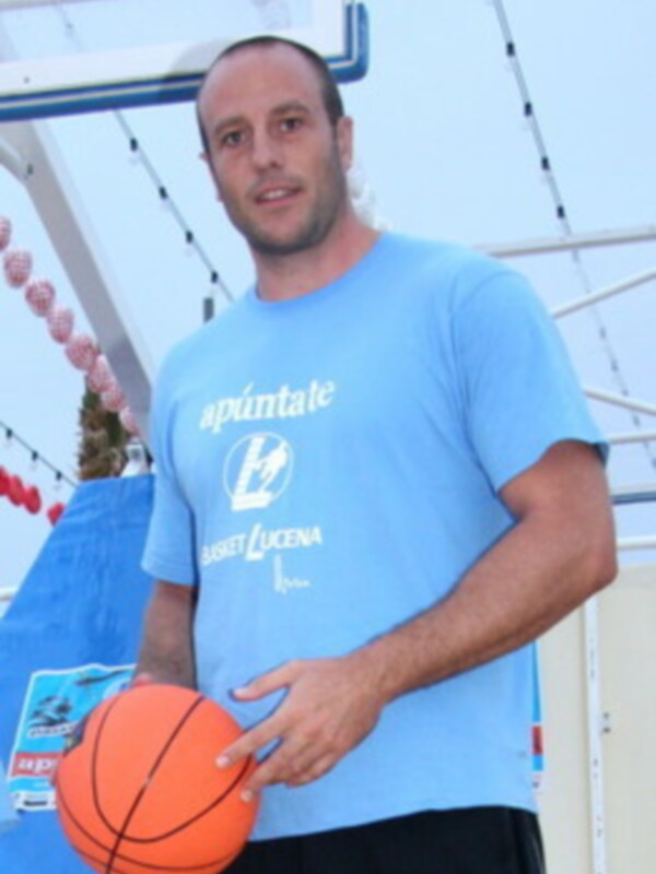 Fran Murcia ha montado una escuela de baloncesto en Lucena y preside un club