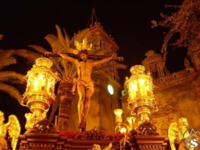 La procesión del Cristo de las Misericordias en Chipiona, algo singular que se aleja de lo extraordinario 