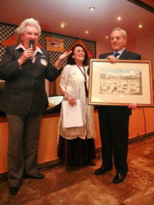        Miguel Baéz Litri recibió un cálido homenaje en La Parrala, el lugar más ambientado del rastrillo de Sevilla