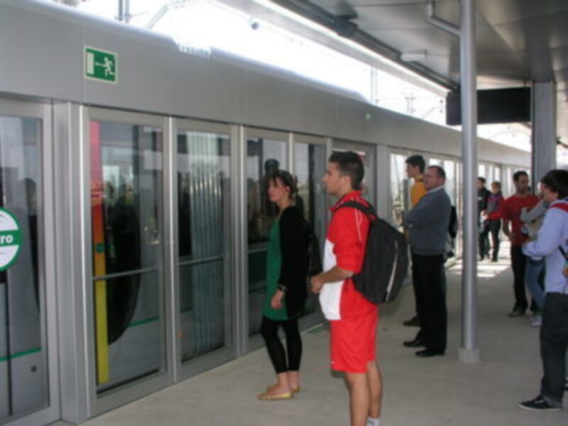 Los más de 10.000 universitarios de la UPO ya pueden ir y venir al campus en Metro