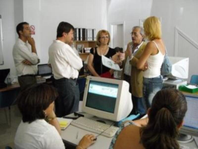 La asociación Síndrome de Down de Sevilla visita un proyecto de simulación de empresas en Palomares del Río