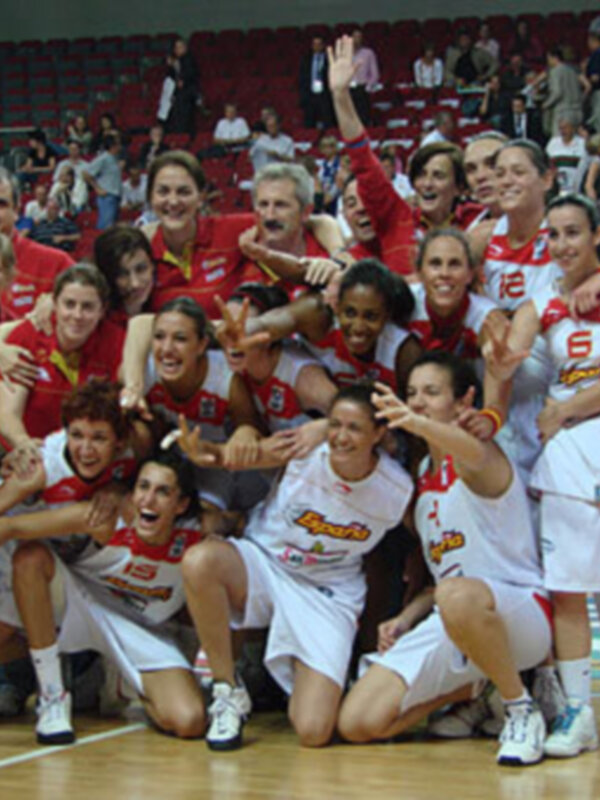 España hace historia al derrotar a Bielorrusia (63-56) y conquistar su quinta medalla europea consecutiva