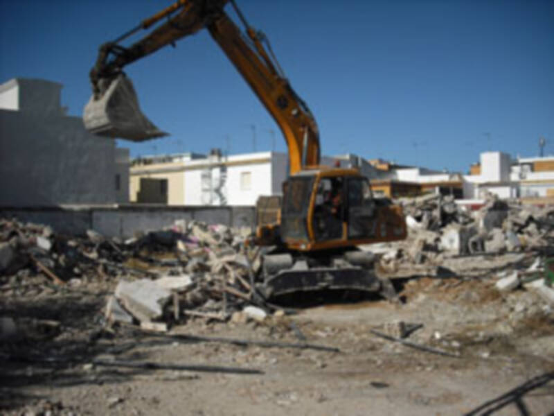 Continúan los trabajos de derribo de las viviendas del Matadero en Chipiona 