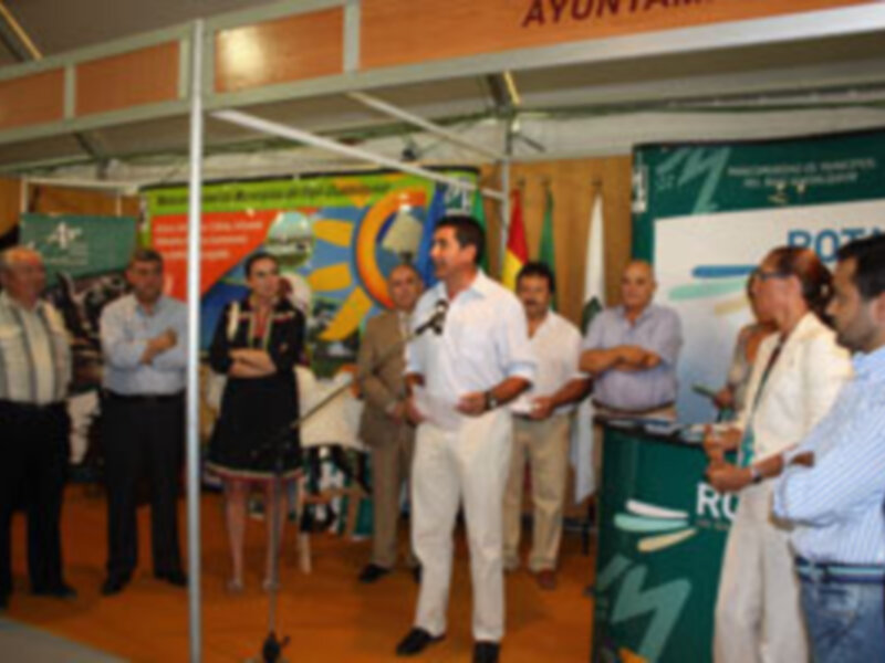 La mejor artesanía del Bajo Guadalquivir y de varias comarcas andaluzas se muestra durante este fin de semana en el I Mercado de artesanía de Costa Ballena