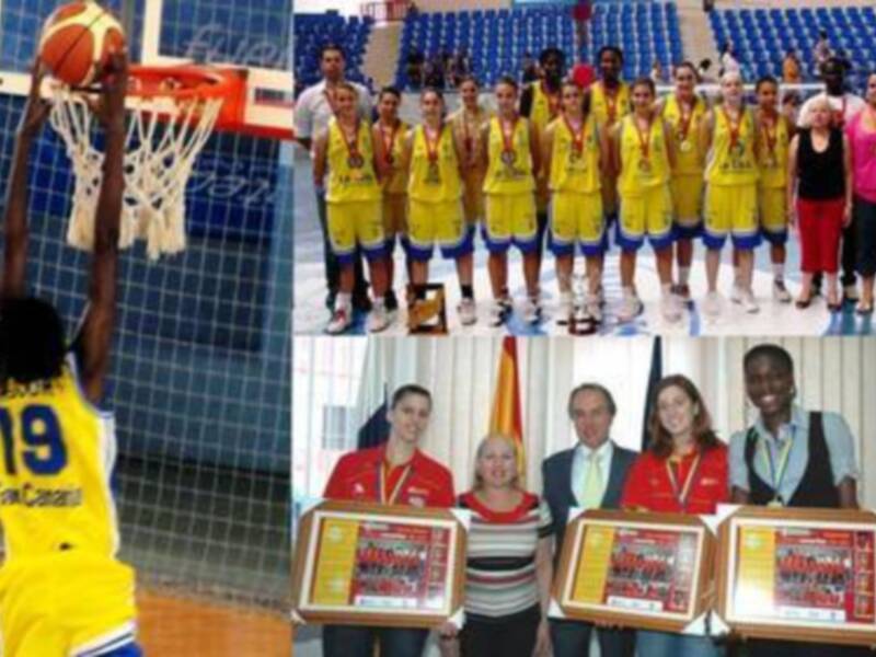 Equipo femenino de baloncesto celebrando una victoria, junto con trofeos y medallas.