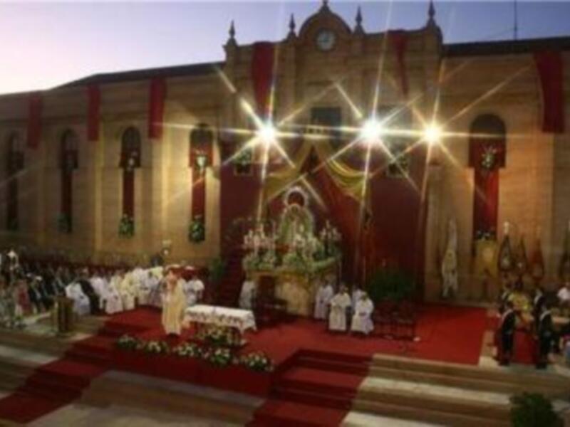 El Cardenal de Sevilla coronó la imagen de la Virgen de la Granada en la Puebla del Río 