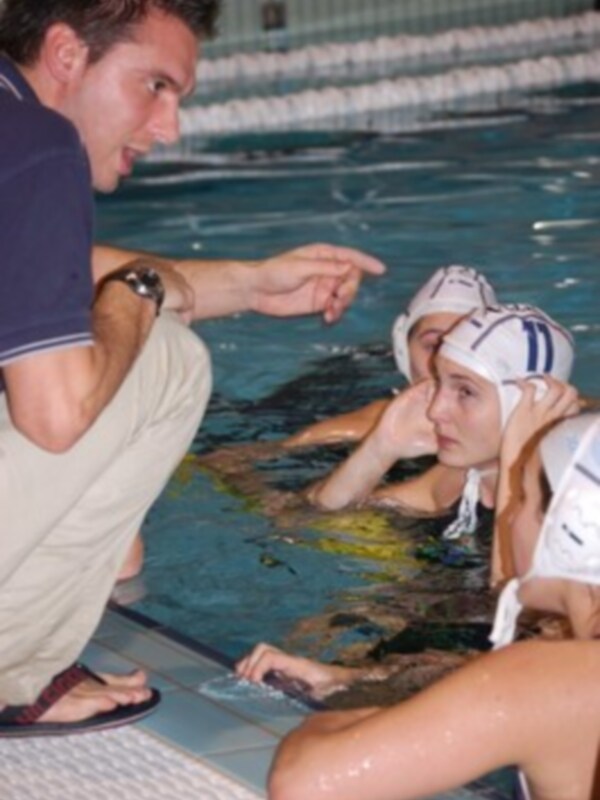Cuenta atrás para el debut en la División de Honor femenina de waterpolo del C.W. Dos Hermanas-EMASESA 