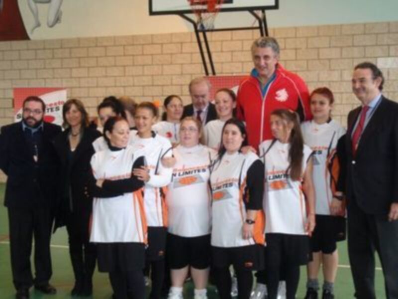 Fernando Romay en el Centro Penitenciario de Córdoba dentro del programa Baloncesto Sin Límites de la Fundación Sociocultural del Baloncesto