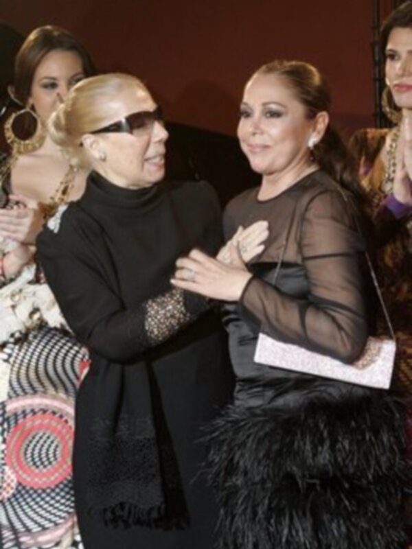Isabel Pantoja y la Duquesa de Alba en el merecido homenaje a Lina 