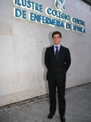  El Juli recogió en el colegio de enfermería de Sevilla el IX Trofeo Virgen de los Reyes