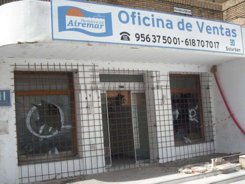 El Ayuntamiento de Chipiona acomete el cerramiento provisional de las obras del hotel Cruz del Mar como medida de seguridad