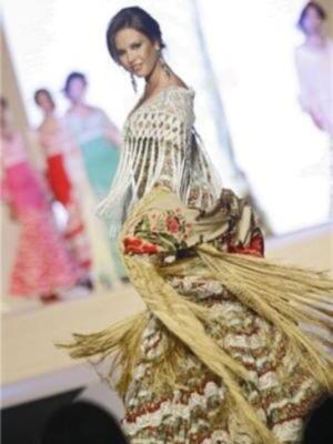 Pilar Vera muestra en Jerez de la Frontera sus diseños en un desfile solidario a beneficio de la Asociación Gaditana de Esclerosis Múltiple.