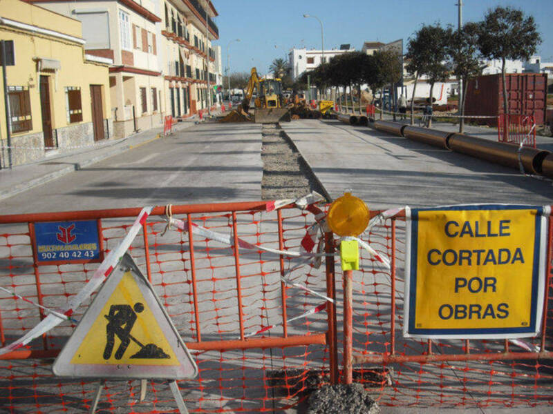 Cortada al tráfico un tramo de la carretera de Rota  por la instalación de la red de pluviales para el nuevo mercado de abastos (Chipiona)
