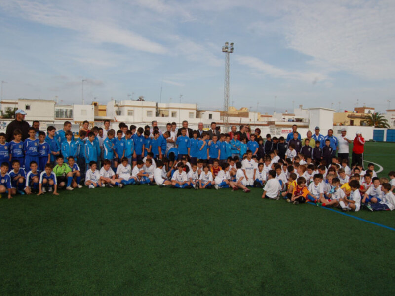 El consejero de Deportes inaugura  el césped artificial y las gradas del Gutiérrez Amérigo(Chipiona) 
