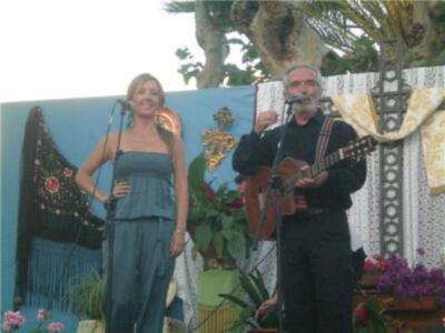 Elenco de artistas solidarios celebran Las Cruces de Mayo en Triana