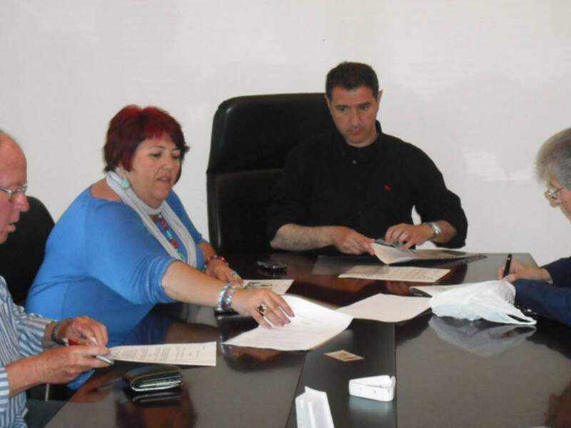 El consistorio firma un convenio  con asociaciones para la gestión de aparcamientos (Chipiona)