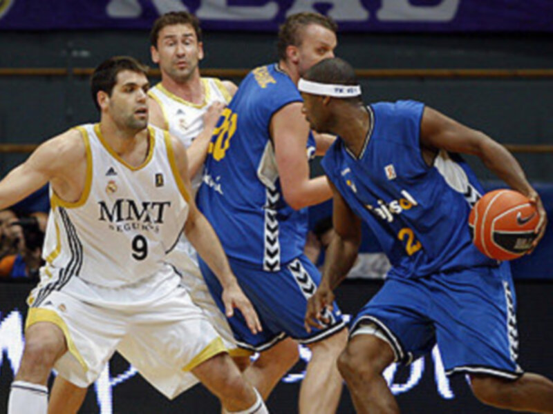 El Cajasol de baloncesto vence al Real Madrid y puede decidir el sabado en Sevilla a las 6