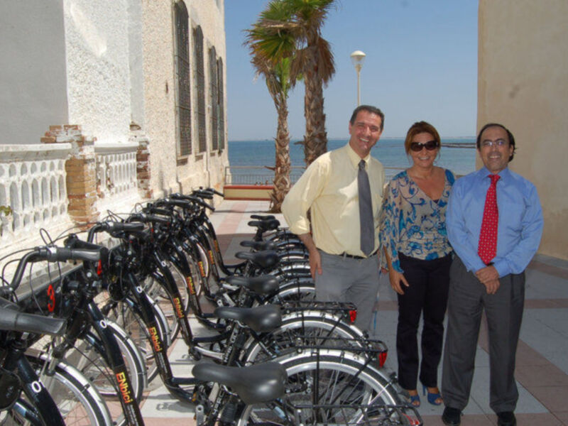 Economía y el ayuntamiento de Chipiona ponen en marcha un sistema público de transporte sostenible con 70 bicis 