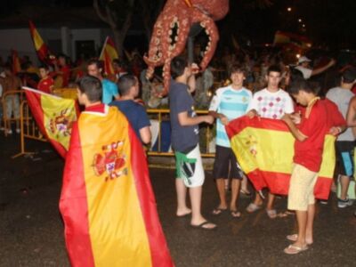 Chipiona celebra el mundial con Rocio Jurado y un Pulpo Gigante 