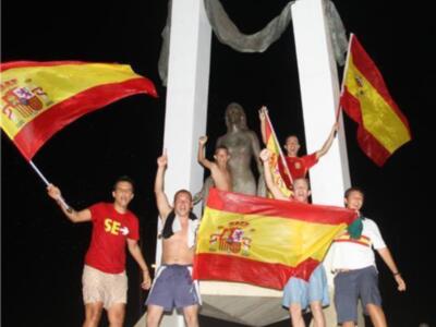 Chipiona celebra el mundial con Rocio Jurado y un Pulpo Gigante 