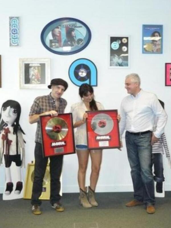 Amaral ha recibido hoy el Doble Disco de Platino por Gato Negro, Dragón Rojo y el Disco de Oro por La barrera del sonido