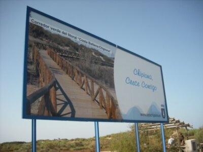Un bando recuerda la prohibición de circular con vehículos a motor y bicicletas por las pasarelas de madera de Chipiona 