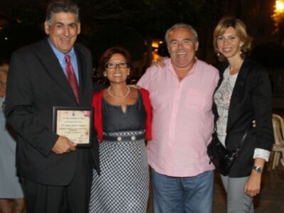 Miguel Gallardo recibe el premio a la promoción turística exterior de Chipiona, en el Día Internacional del Turismo.