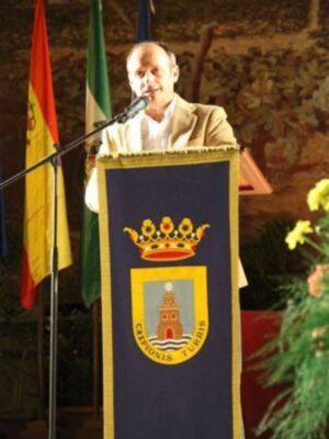 Miguel Gallardo recibe el premio a la promoción turística exterior de Chipiona, en el Día Internacional del Turismo.