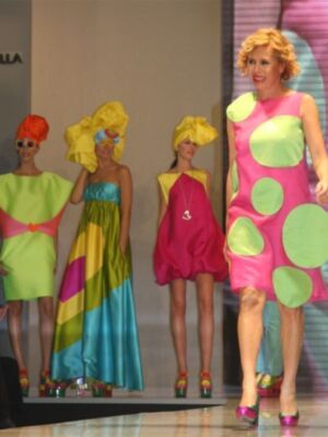 Agatha Ruiz de la Prada recibe en Sevilla un premio por su dedicación a la moda