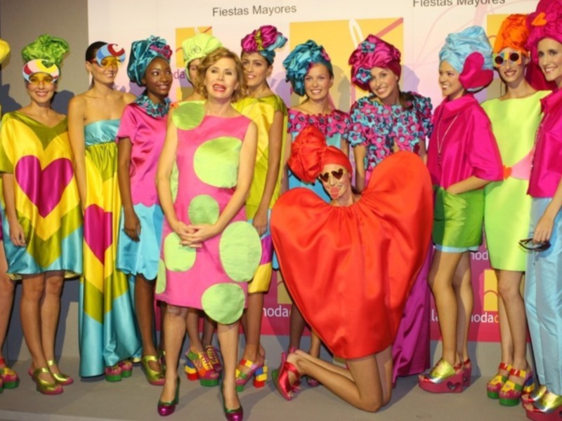 Agatha Ruiz de la Prada recibe en Sevilla un premio por su dedicación a la moda
