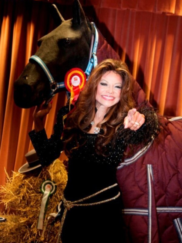 La cantante La Toya Jackson llega al  SICAB para celebrar el XX aniversario del salón