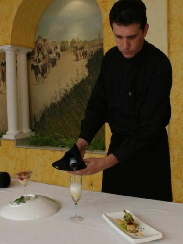 El sumiller de la taberna del alabardero, Antonio Suárez, ganador de la XX edición de la nariz de oro