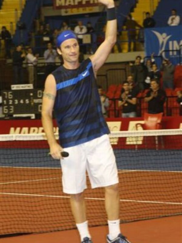 Carolina Cerezuela y su hija acompañaron a Carlos Moyá en su despedida en España del tenis