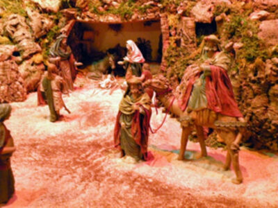 Representación de la Natividad con la Virgen María y el Niño Jesús en un belén.