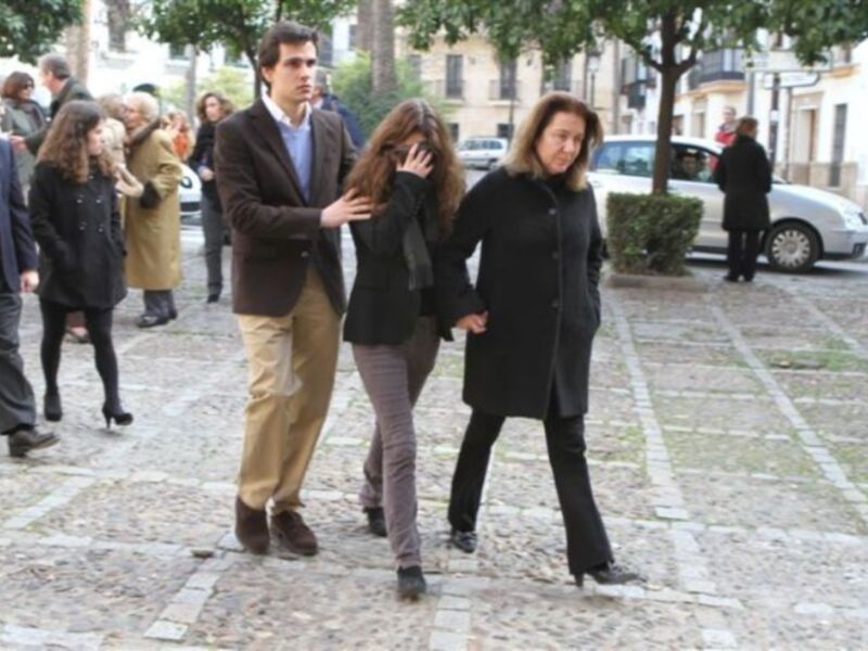 Rafael Medina con su mujer y su hermano Luis asisten a la misa funeral por su tío Luis en el palacio de Pilatos de Sevilla