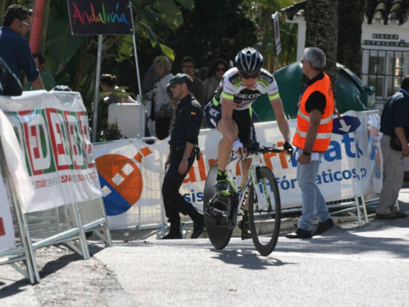 El francés Jimmy Engoulvent vence en una dura crono en la primera etapa de la Vuelta a Andalucía en Benahavís 