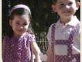 Colección Pilusa Verano 2011. Imagen de dos niños con vestimenta de verano en color morado y blanco con lunares.