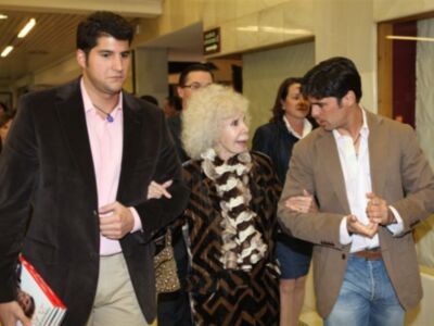 La Duquesa de Alba, del brazo de Fran y Julián Contreras desmiente que se haya casado 