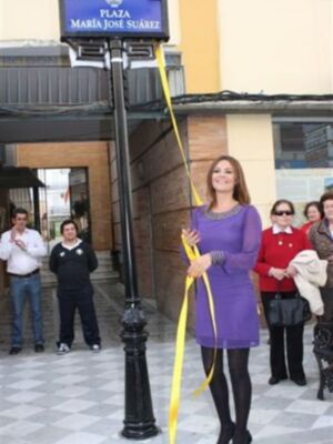 María José Suárez homenajeada por su pueblo natal acompañada de toda su familia