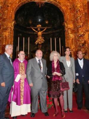Curro Romero, primera salida pública tras salir del hospital para hacerse hermano del cachorro junto a Carmen Tello y Cayetana de Alba