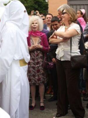 La Duquesa de Alba disfruta de la semana santa de Sevilla a pie de calle, como una sevillana más